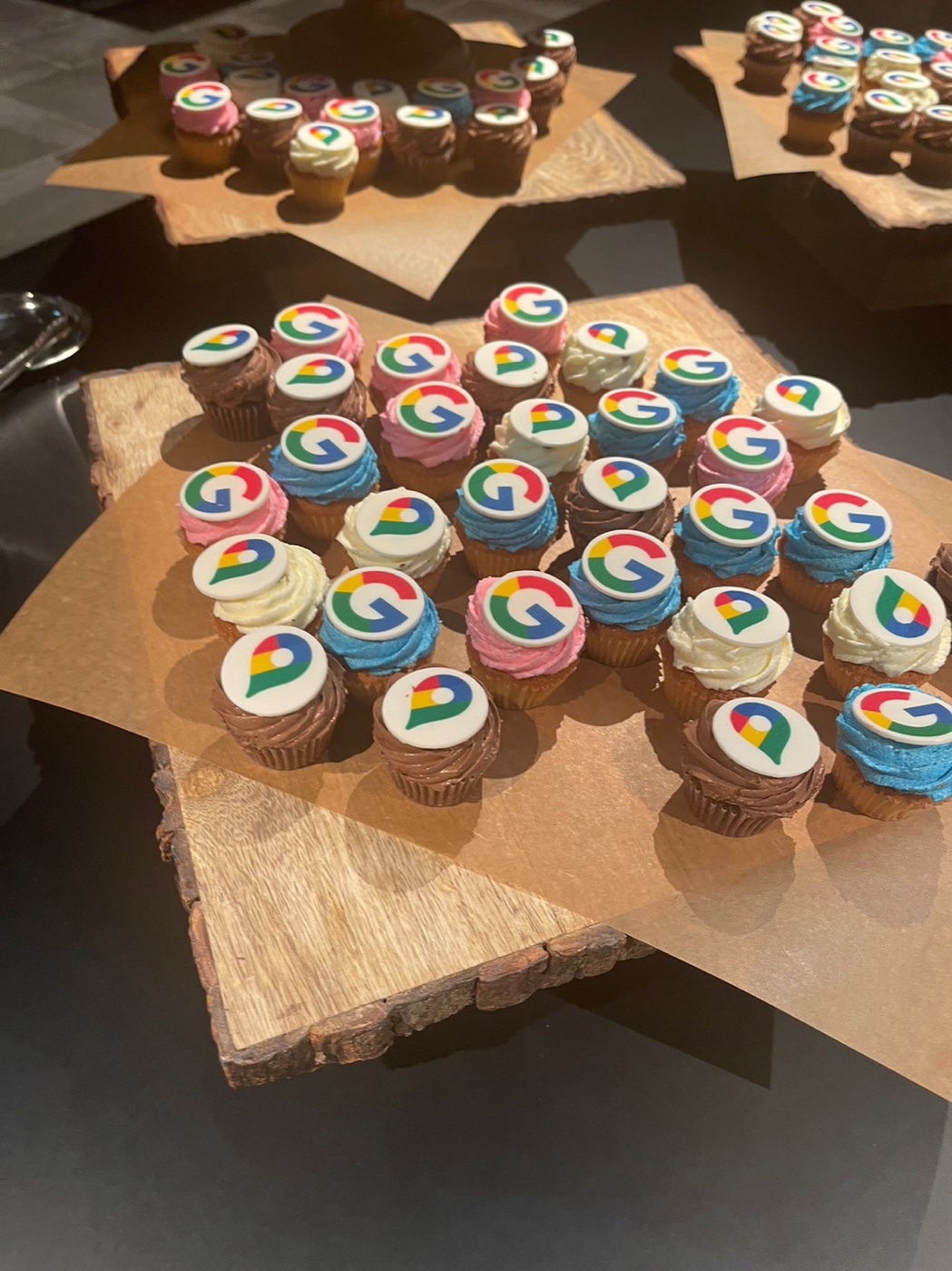 Google G ロゴ入りのカップケーキが並べられたケータリング。Google Japan 公式イベントの品質を示す
